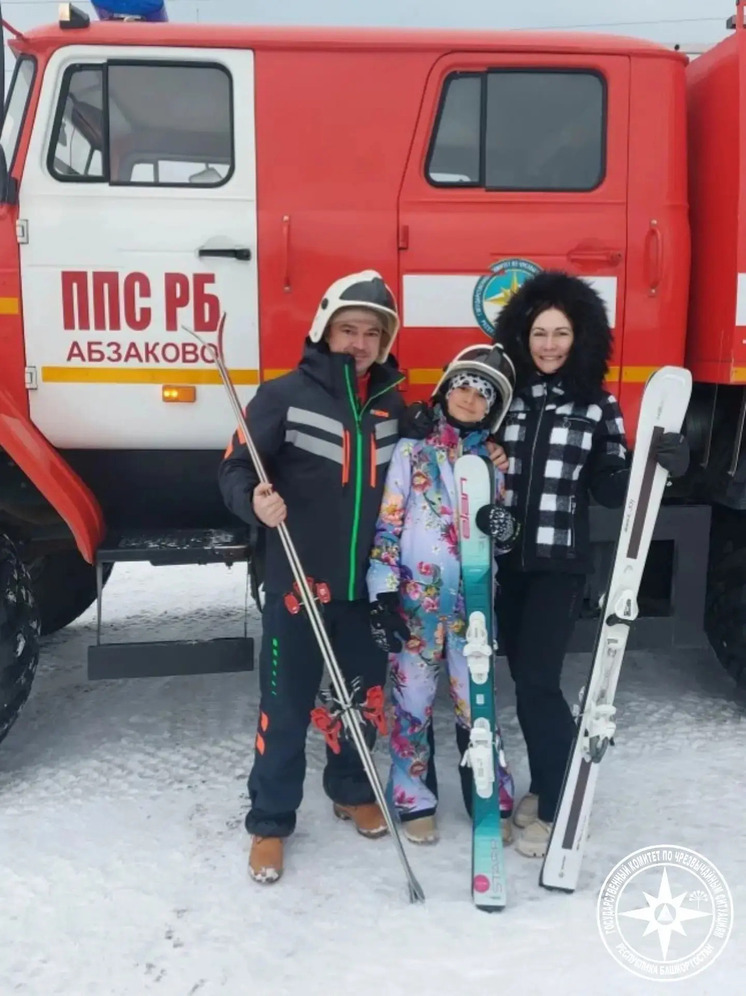 Туристы из Москвы посетили пожарную часть в Абзаково