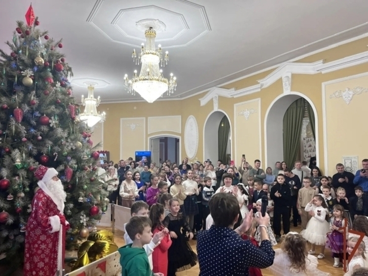Дети тамбовских росгвардейцев побывали на Архиерейской Рождественской ёлке