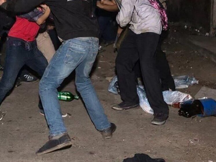 В Воронеже подростки жестоко избили мужчину и вытолкали его полуголым на улицу