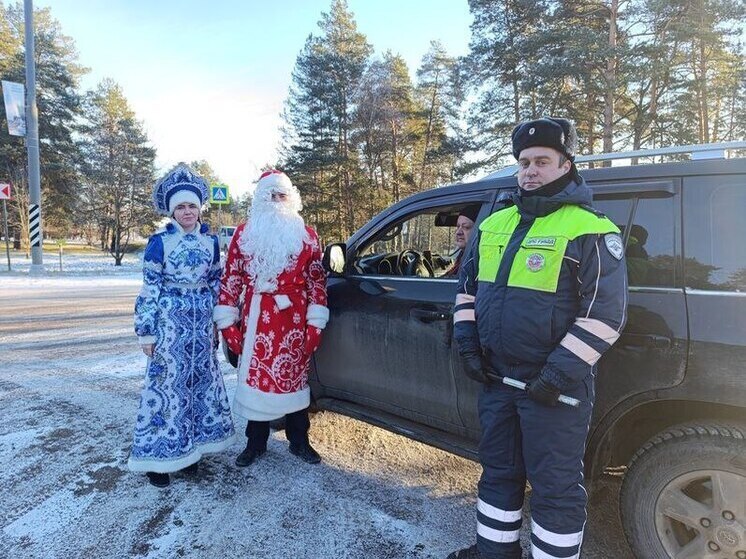 Полицейский Дед Мороз побеседовал с юхновчанами