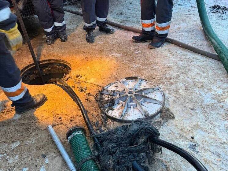 На Арцеуловской аллее ликвидировали канализационный  засор из тряпок