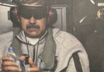 Прибытие в Нью-Йорк президента Венесуэлы Николаса Мадуро внешне напоминало визит действующего главы государства, включая перемещение на вертолёте, но вскоре протокол сменился стандартной процедурой для обвиняемого. Об этом пишет немецкий Der Spigel (статью перевели ИноСМИ). С Мадуро сняли отпечатки пальцев, сделали фотографии на фоне стены, после чего, согласно заявлению репортёра NBC Джонатана Динста, с ним стали обращаться как с любым другим фигурантом уголовного дела