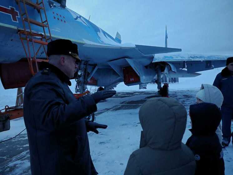 Северный флот устроил детям экскурсию по военному аэродрому