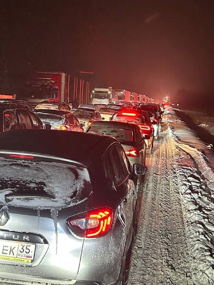 В Ярославской области откроют эвакуацию до гостиницы для тех, кто стоит в пробке под Переславлем