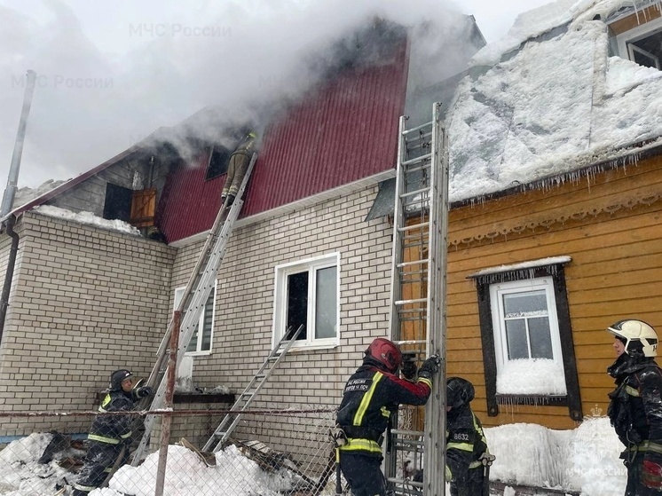 В Камешково сотрудники МЧС ликвидировали крупный пожар в жилом доме