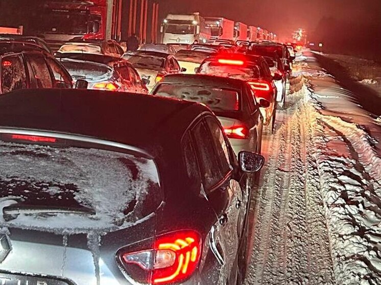 На трассе М8 из-за циклона «Фрэнсис» растянулась пробка длиной 52 км