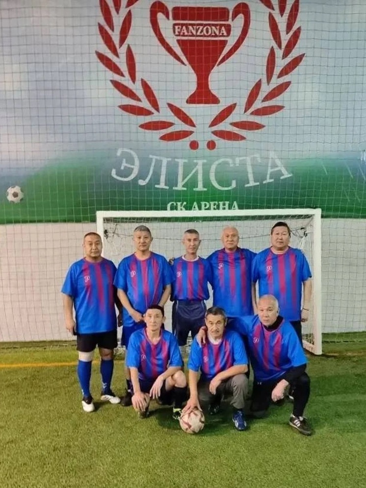 Ветераны спорта Калмыкии показали мастерство на мини-футбольном поле