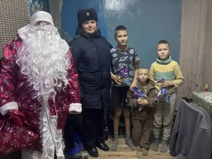 Сюрприз от полицейского Деда Мороза порадовал детей ЕАО