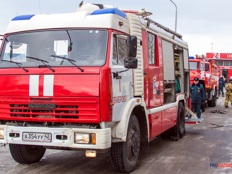 За сутки в Кузбассе потушено 15 пожаров в жилых и коммерческих зданиях