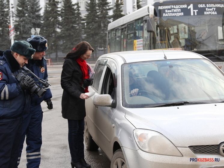 Инспекторы ГИБДД в Кузбассе вытащили автомобиль с помощью троса