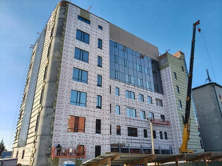 Губернатор Хоценко проверил ход строительства нового корпуса КМХЦ в Омске