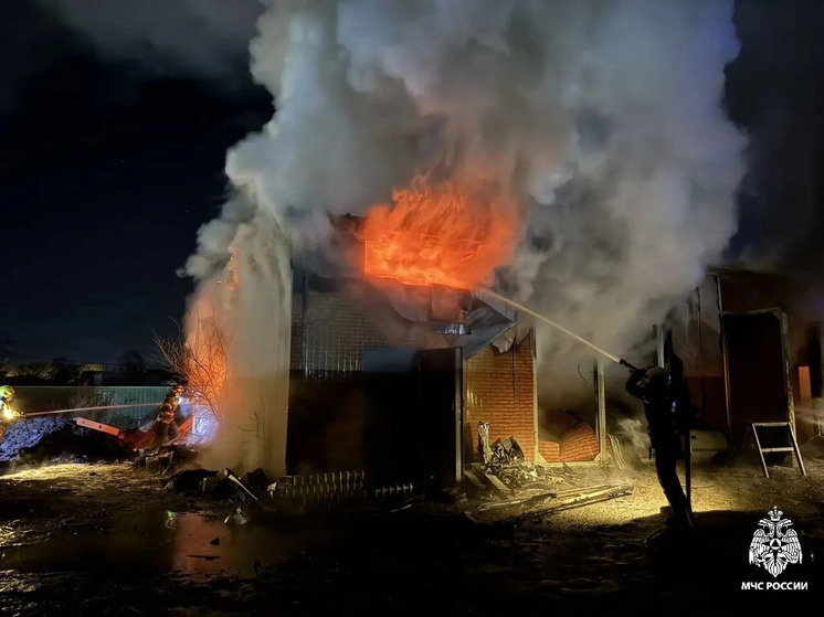 Женщина погибла при пожаре в заброшенном гараже Владивостока: идет проверка