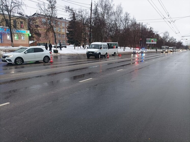 На Комсомольской в Орле столкнулись три автомобиля