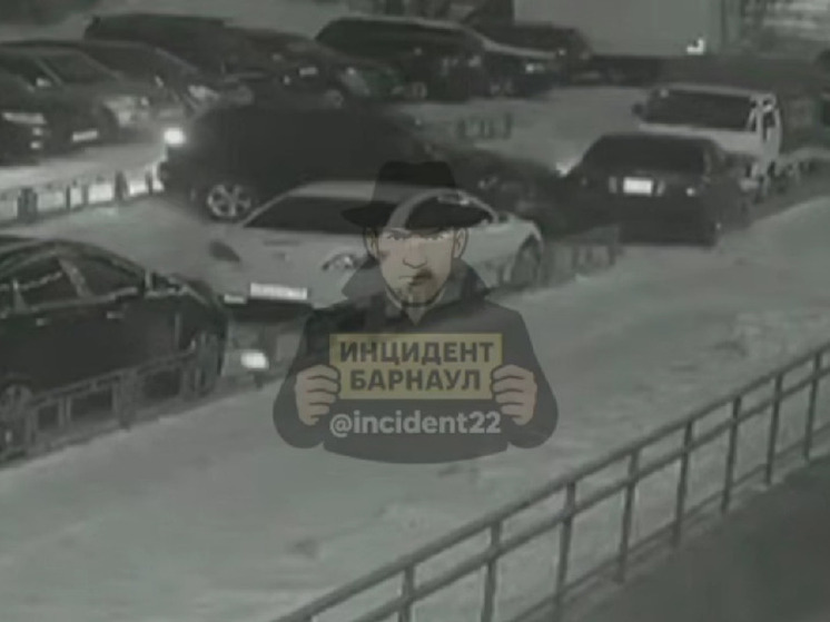 В Барнауле водитель на «Лексусе» протаранил машины на парковке и скрылся