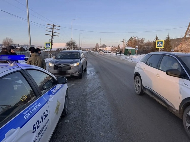 В Сысертском районе автомобиль сбил женщину на пешеходном переходе
