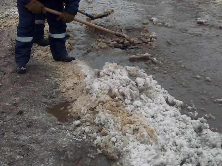 В Воронеже на улице Шишкова вновь прорвало канализационный люк