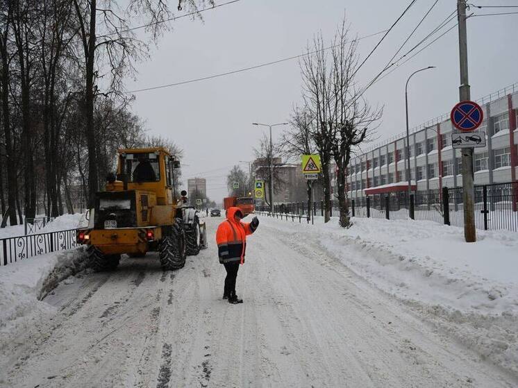 220 дворников и 11 КДМ убирают последствия снегопада в Серпухове