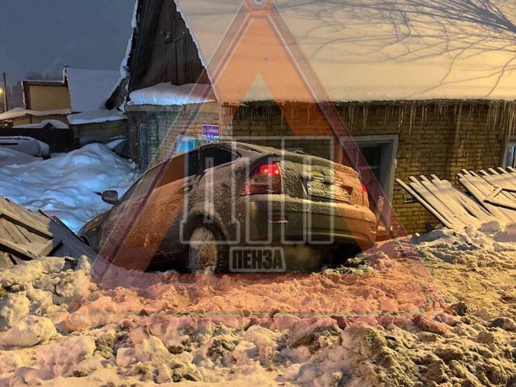 В Пензе на ул. Злобина легковушка протаранила забор