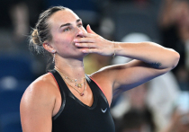 Арина Соболенко, первая ракетка мира, вышла в финал турнира WTA-500 в Брисбене, победив Каролину Мухову со счётом 6:3, 6:4. Это её третий подряд финал в Брисбене. Соперницей в решающем матче станет Марта Костюк. Турнир является подготовкой к Australian Open, стартующему 18 января 2026 года.