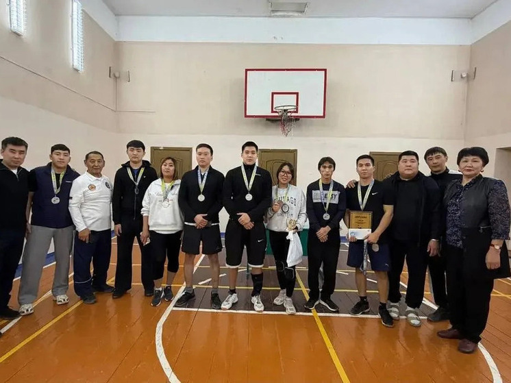 В Калмыкии провели волейбольный турнир выпускников