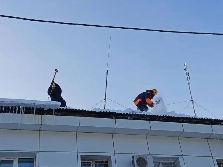 Спасатели Южно-Сахалинска по поручению мэра очистили опасные крыши в Синегорске