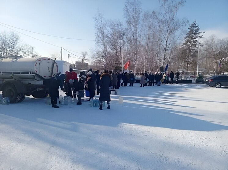 Три прорыва подряд: пытаются восстановить подачу воды для благовещенского поселка Аэропорт