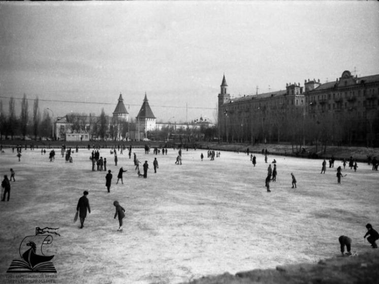 Оливье, селёдка под шубой, шампанское в хрустальных фужерах и, конечно, мандарины — без этого набора Новый год в советской Астрахани был просто немыслим