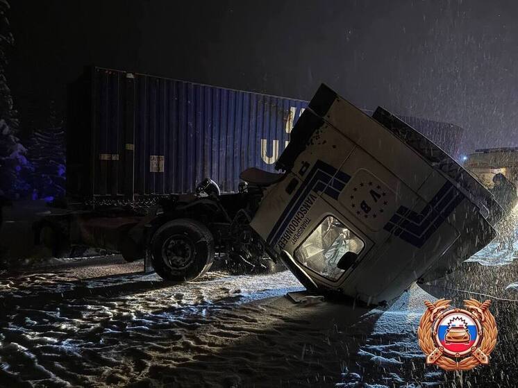 Грузовик столкнулся с ограждением в Тверской области