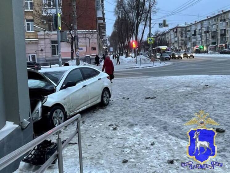 В Самаре из-за водителя на Vesta мужчина на Hyundai влетел в фасад дома