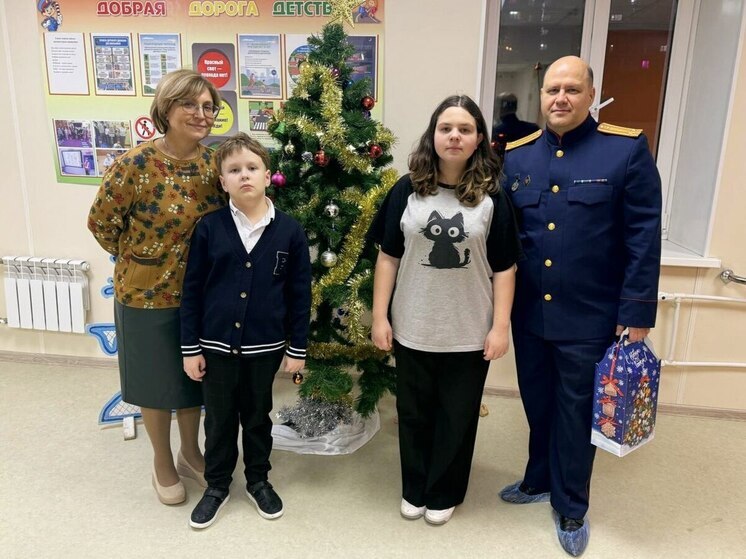 Следком Мурманской области поздравил воспитанников коррекционной школы с Новым годом