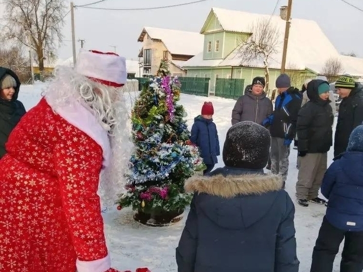 В деревне Ямсковицы прошел детский праздник с танцами и конкурсами