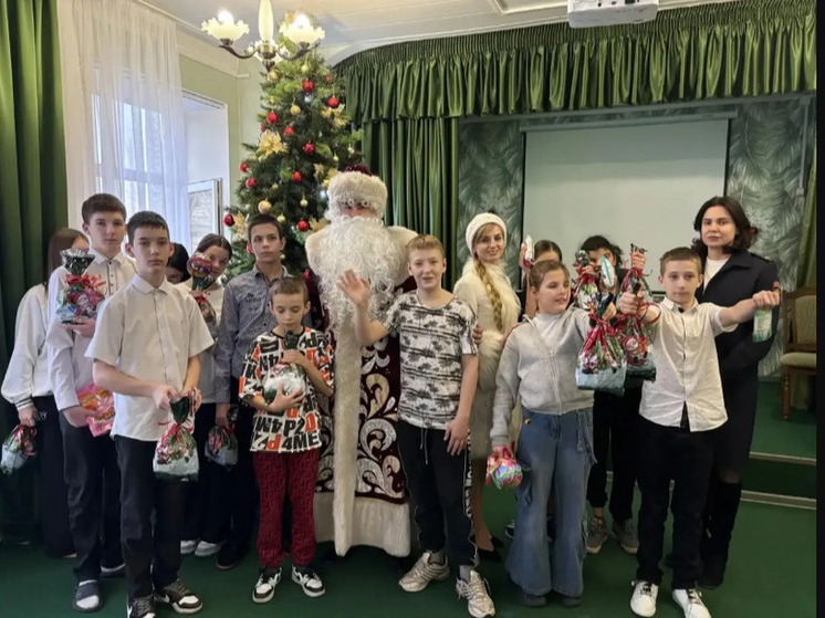 Полицейский Дед Мороз навестил воспитанников детского дома в Ставрополе