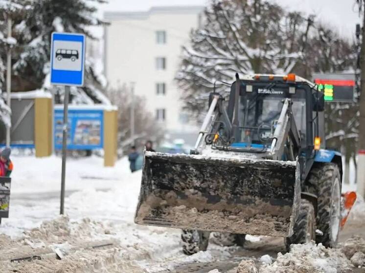 В Чебоксарах продолжается уборка снега, техники работает много