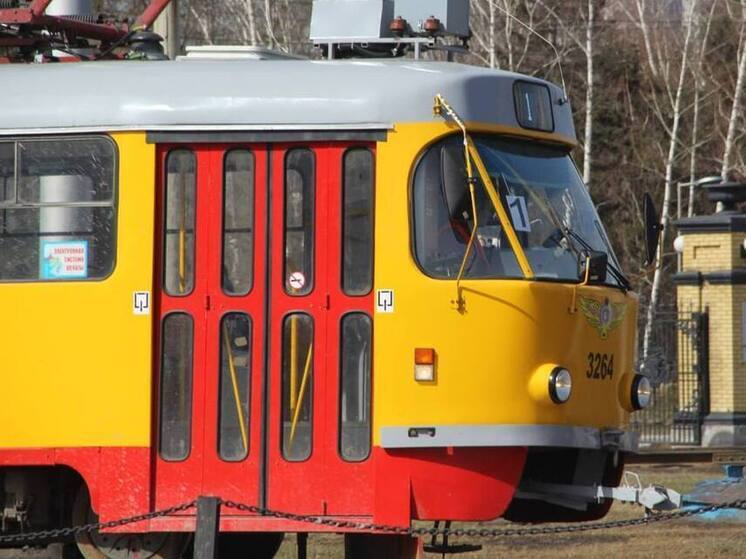 Трамвай столкнулся с автомобилем на Горе в Барнауле