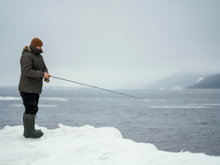 На Красноярском водохранилище спасатели проводят инструктажи с рыбаками