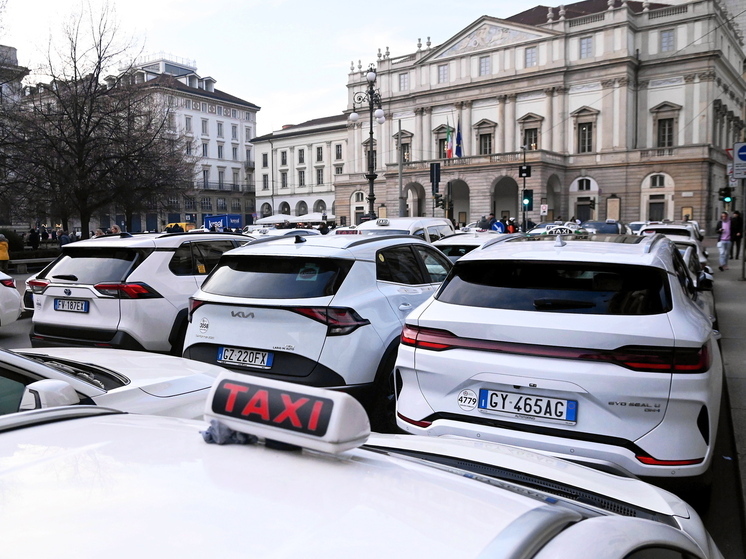 Таксист удержал пассажирку, пытавшуюся выпрыгнуть на ходу в тоннеле