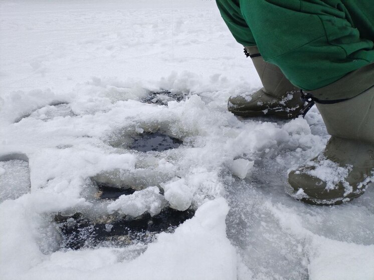 Пенсионер погиб на льду во время рыбалки в Калининградской области