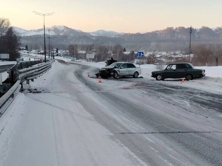 На Алтае девушка с разницей в полчаса дважды попала в ДТП на одном месте