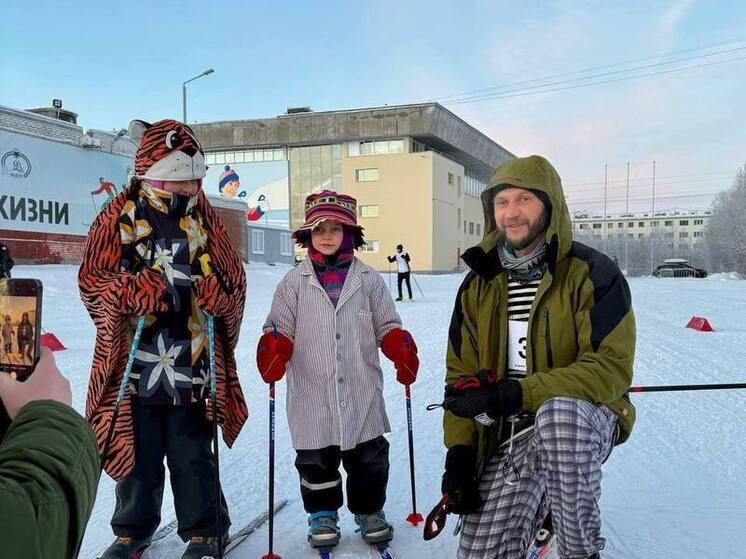 В Апатитах прошел пижамный лыжный забег