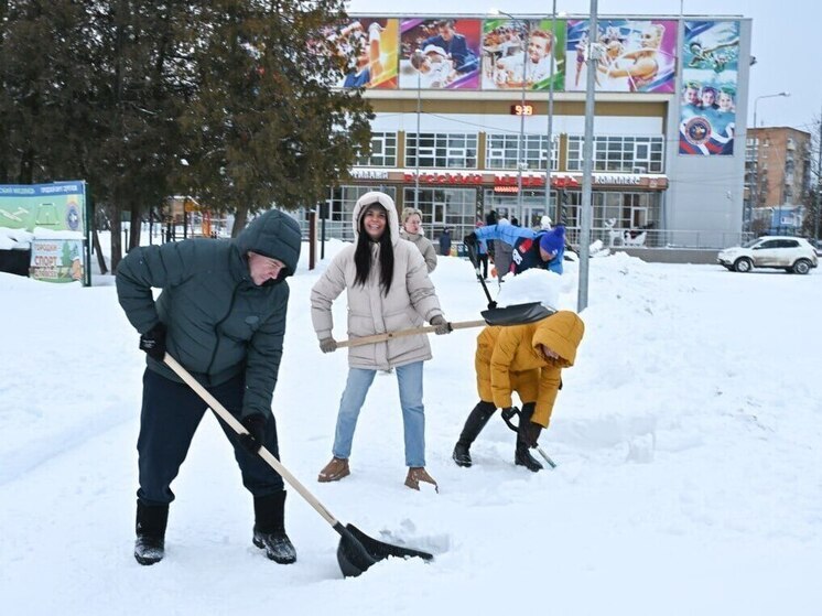 В Серпухове прошел масштабный субботник по уборке снега