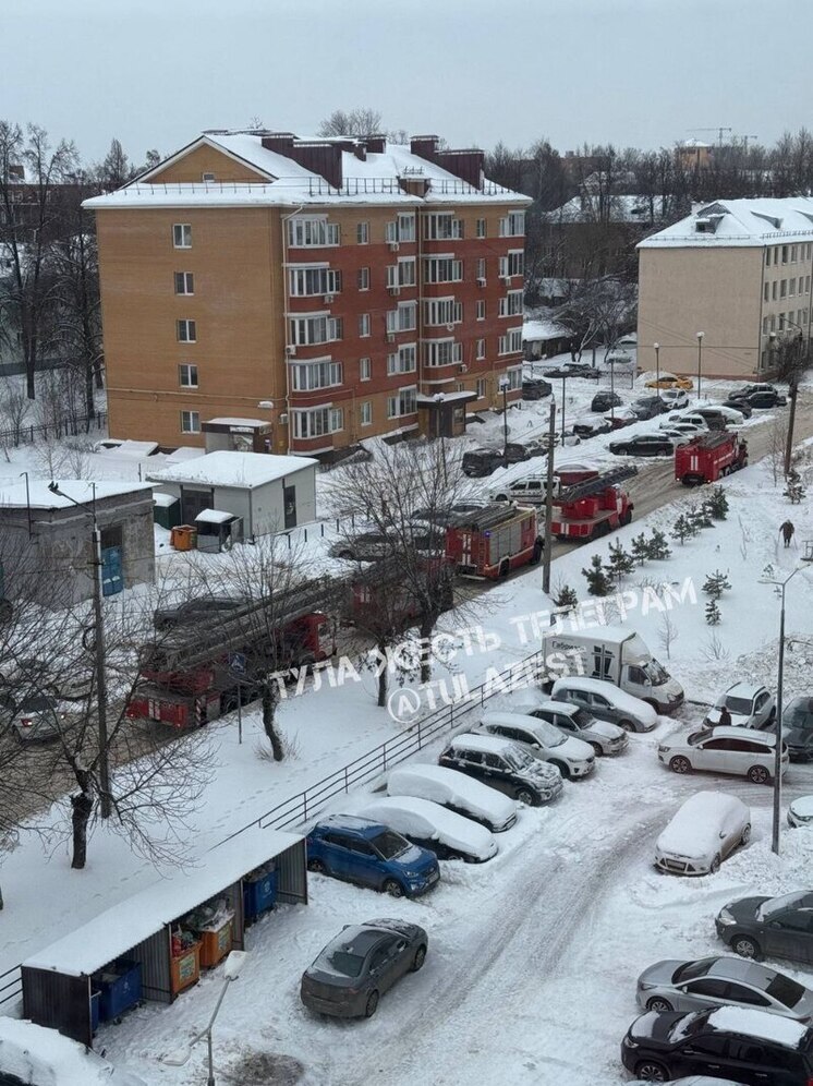 Пять пожарных расчетов прибыли на улицу Строителей в Туле