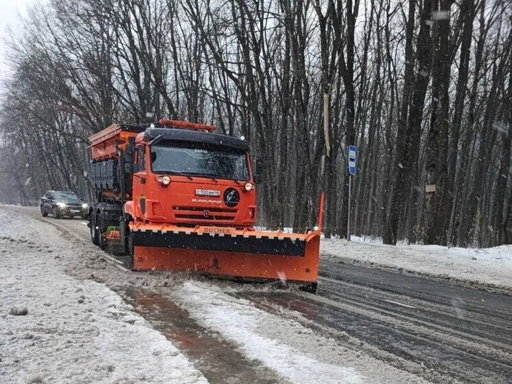 В Курске на дорогах работает 67 единиц снегоуборочной техники