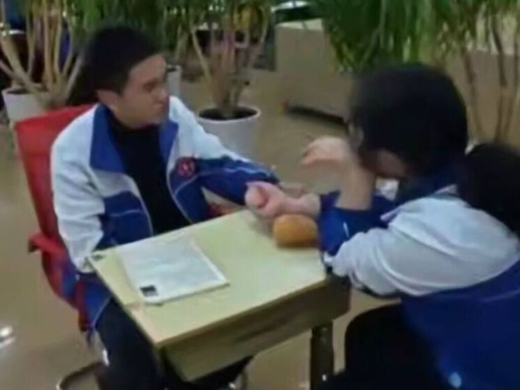 В КНР школьник ставит правильные диагнозы ученикам, благодаря изучению медицины