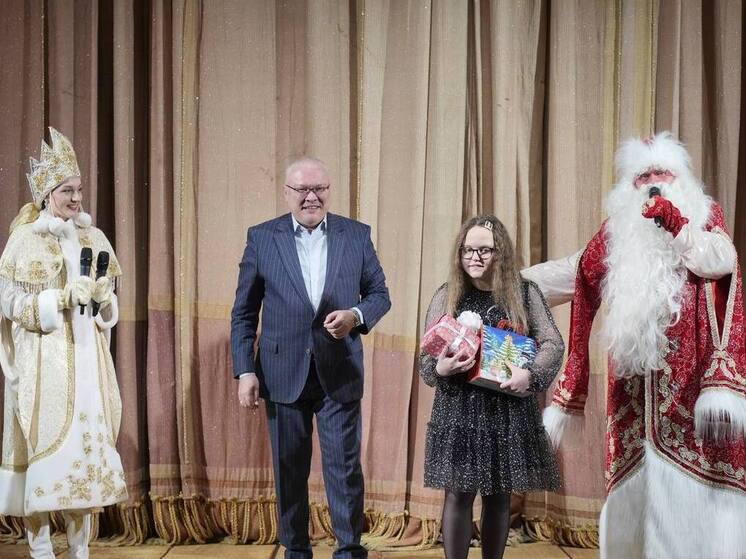 Кировские школьники получили новогодние поздравления от главы региона