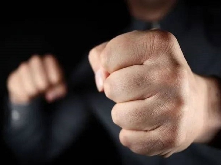 Мужчина напал на распространителя листовок в Новом Уренгое