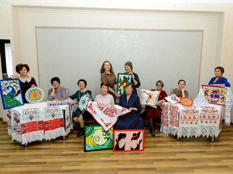 Коллектив «Мастерицы», который более десяти лет объединяет рукодельниц Арзгирского округа Ставропольского края под руководством Светланы Зайцевой, стал настоящим центром сохранения и возрождения народных промыслов