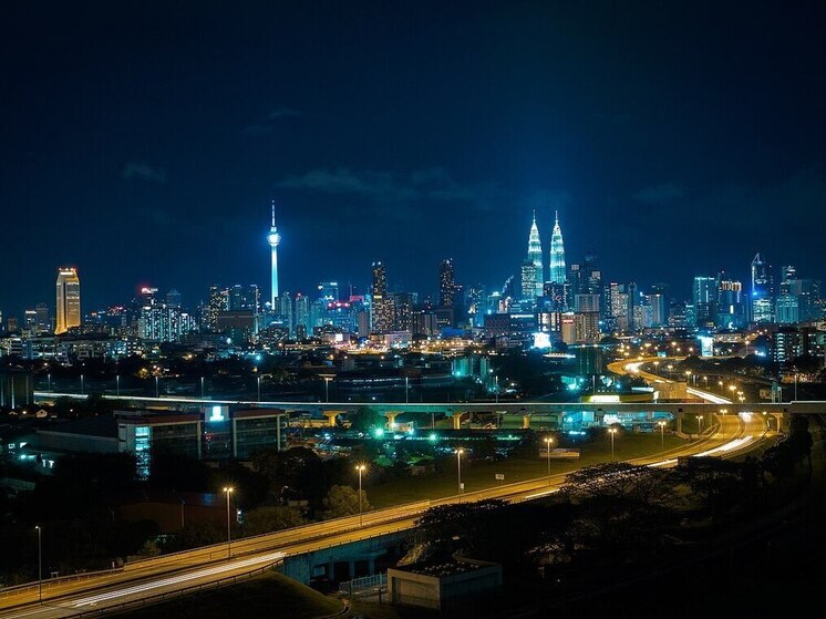 В Малайзии туристы будут мыть унитазы и платить штрафы за выброшенный мусор