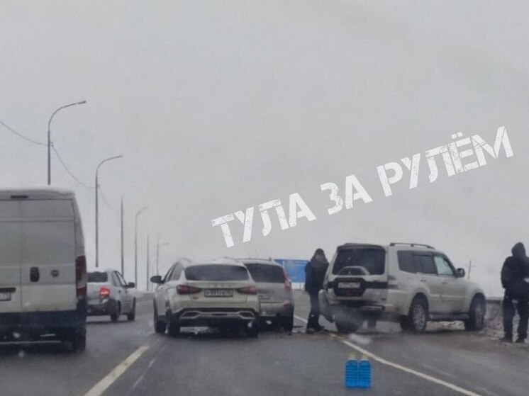 Массовое ДТП из четырех авто произошло на трассе в Тульской области