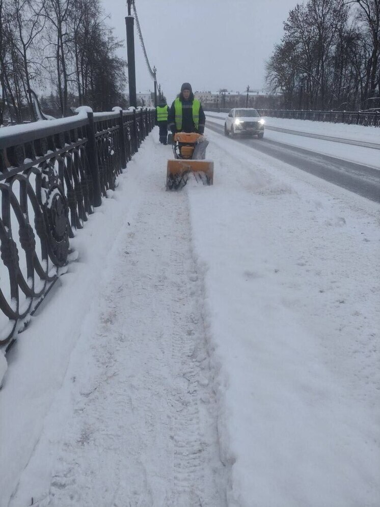 В Великих Луках городские службы работают в усиленном режиме из-за снегопада