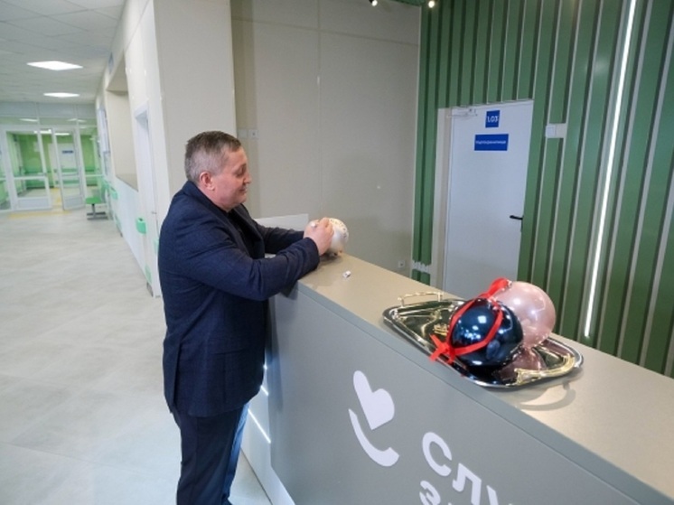 Губернатор оставил на елочном шаре пожелание пациентам поликлиники в Волгограде